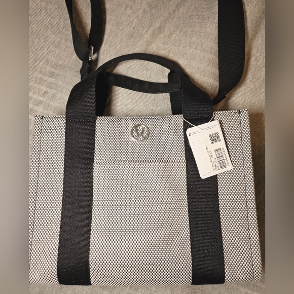 NEW w/ tag Lululemon Two Tone Canvas Tote Bag 4.5L Anchor / Light Ivory / Black - Picture 4 of 13